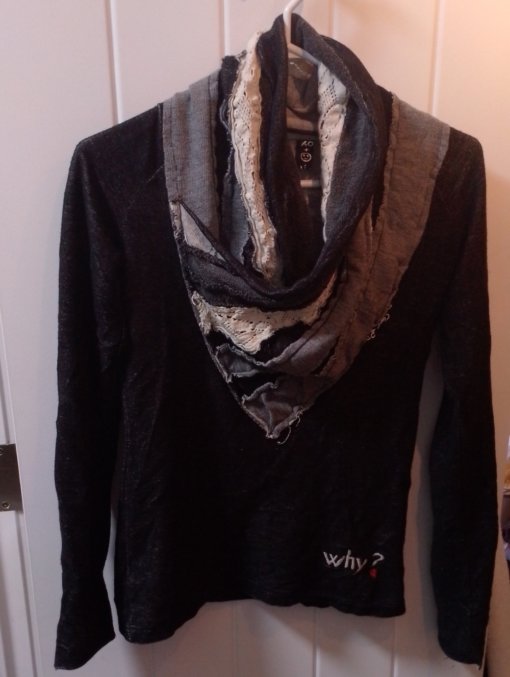 Desig Women's Black Long-Sleeve Sweater with Layered Gray Scarf
